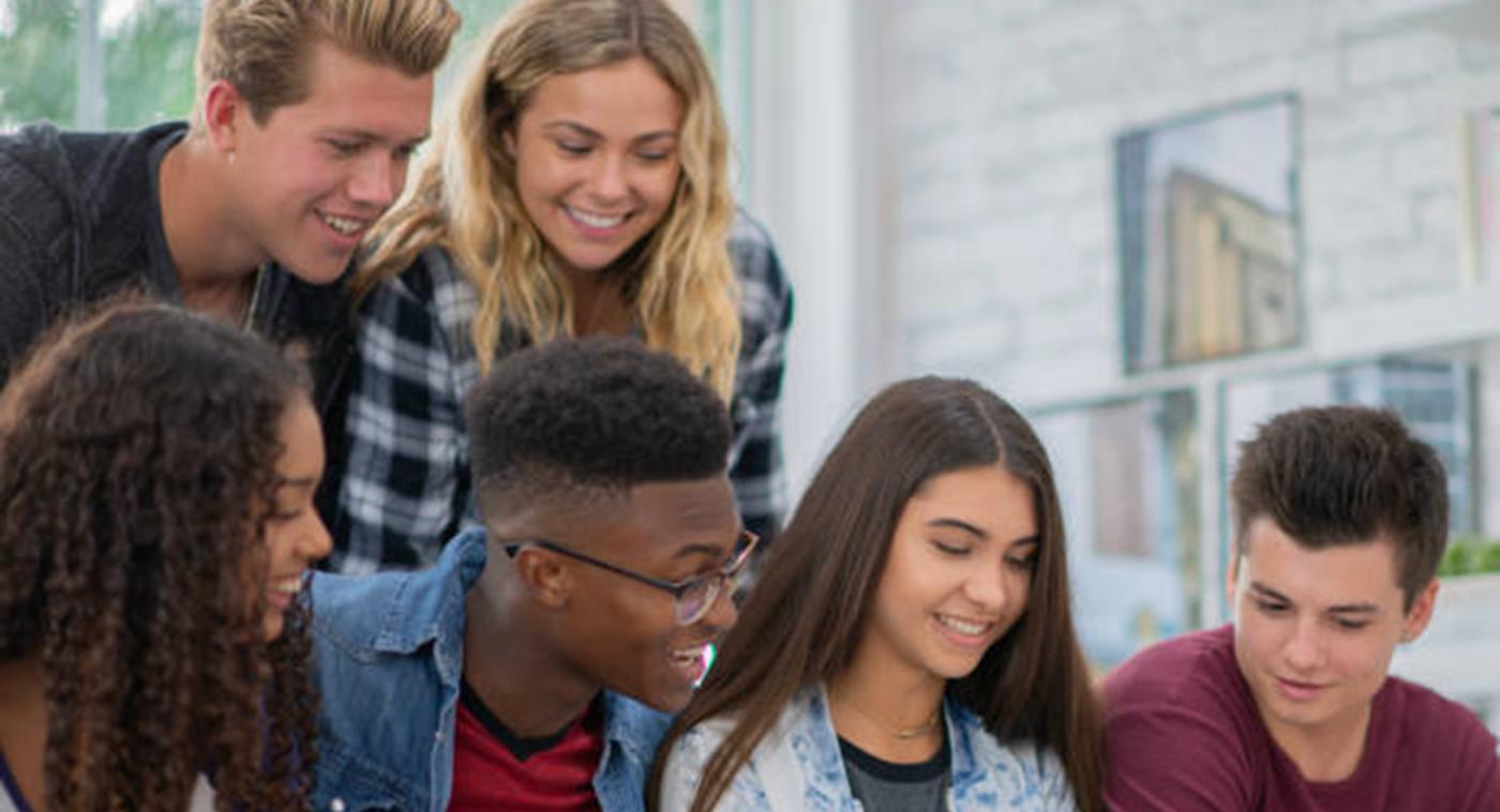 International students collaborating in a Swiss boarding school classroom environment