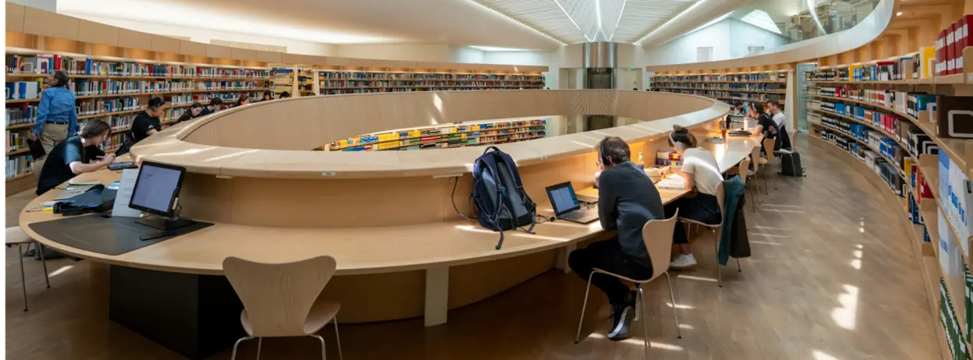Modern academic library environment illustrating research, knowledge and the credibility of Swiss education sources